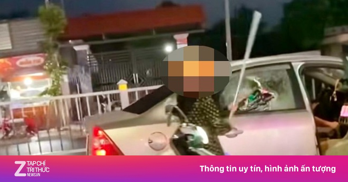 Lý do bất ngờ người phụ nữ tạt đầu ôtô, đập bể kính xe trên phố