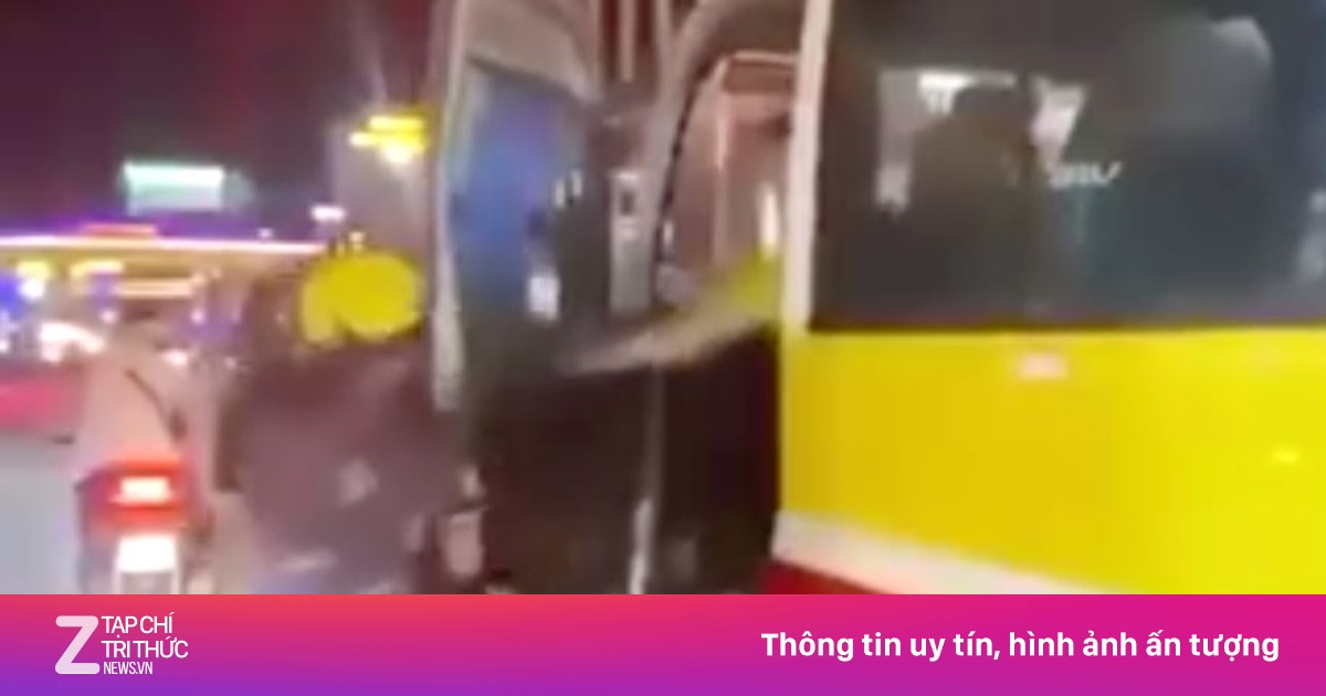 Tài xế xe buýt đẩy cửa đập vào cặp vợ chồng đi xe máy trên phố
