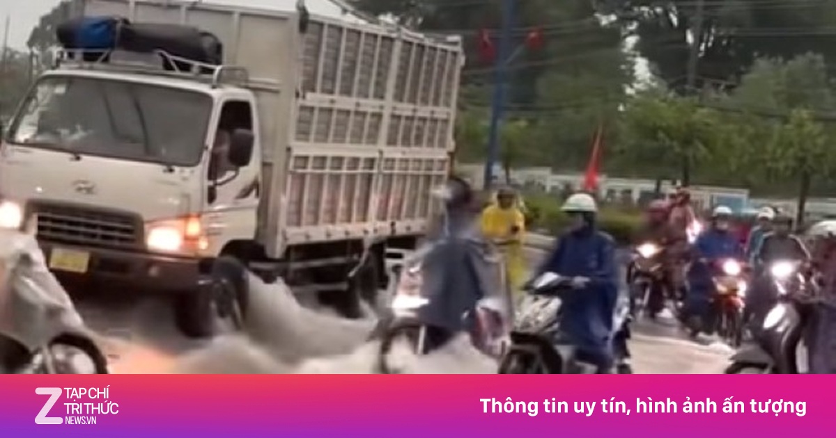 Xe tải dùng thân cản dòng chảy như thác cứu xe máy ở Bình Dương