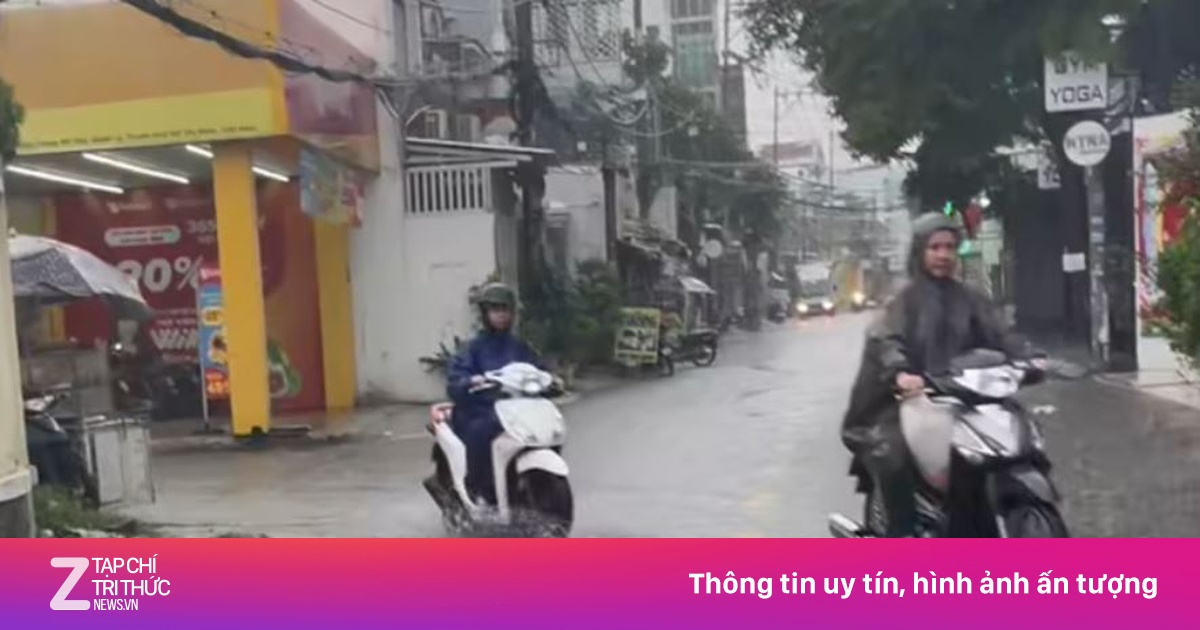 Bầu trời TP.HCM xám xịt, mưa lớn xuất hiện sau nắng nóng gay gắt