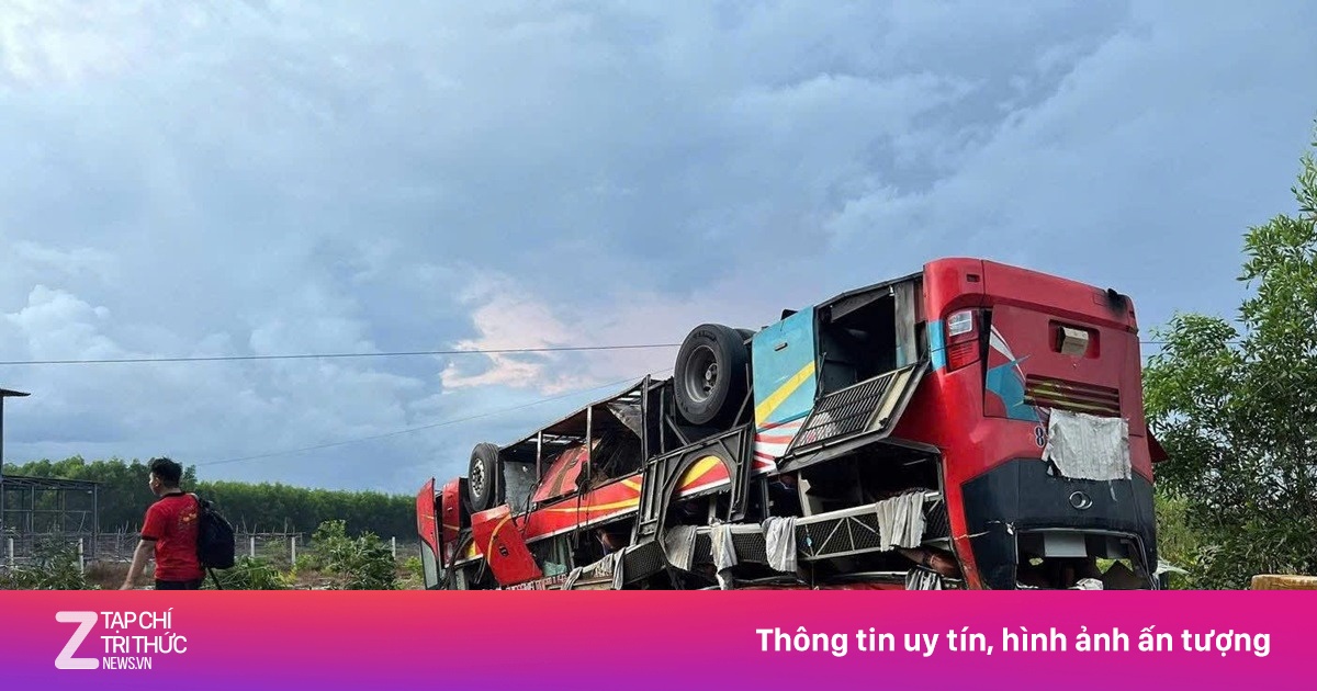 Xe khách giường nằm lật ngửa bên quốc lộ lúc rạng sáng
