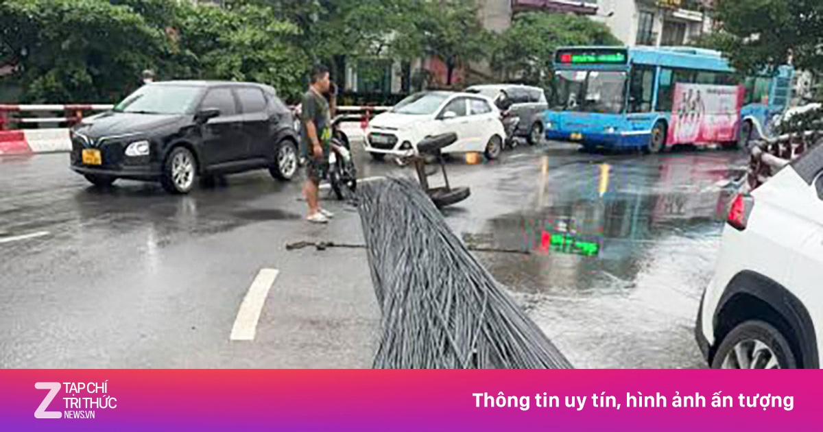 Ôtô làm rơi bó sắt dài 12 m, tắc nghẽn vòng xuyến cầu Chương Dương