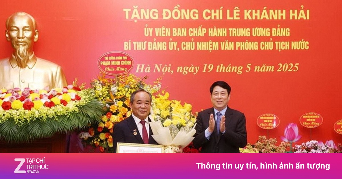 Trao Huy hiệu 40 năm tuổi Đảng cho Chủ nhiệm Văn phòng Chủ tịch nước