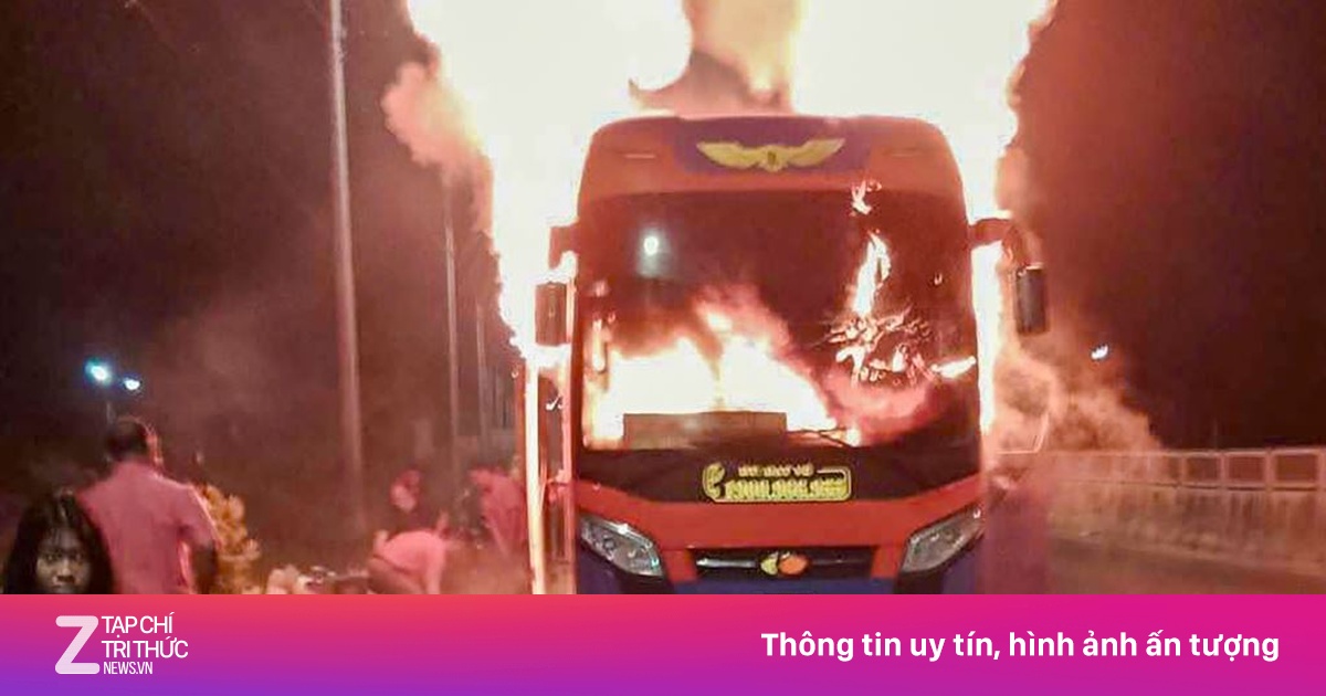 Xe chở hơn 30 người bất ngờ cháy ngùn ngụt, khách hoảng loạn la hét