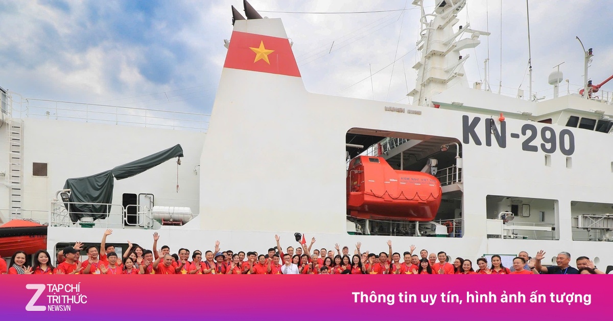 Đoàn công tác 100 nhà báo thăm quân và dân huyện đảo Trường Sa