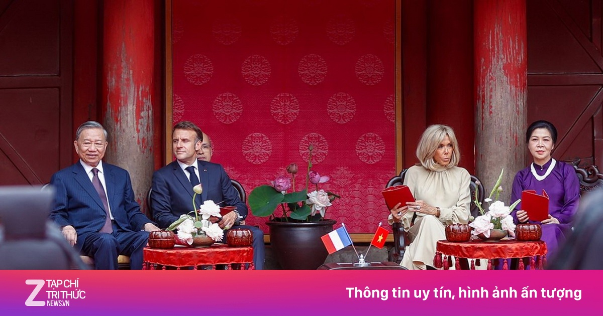 Tổng Bí thư và Phu nhân xem nhã nhạc cùng Tổng thống Pháp và Phu nhân