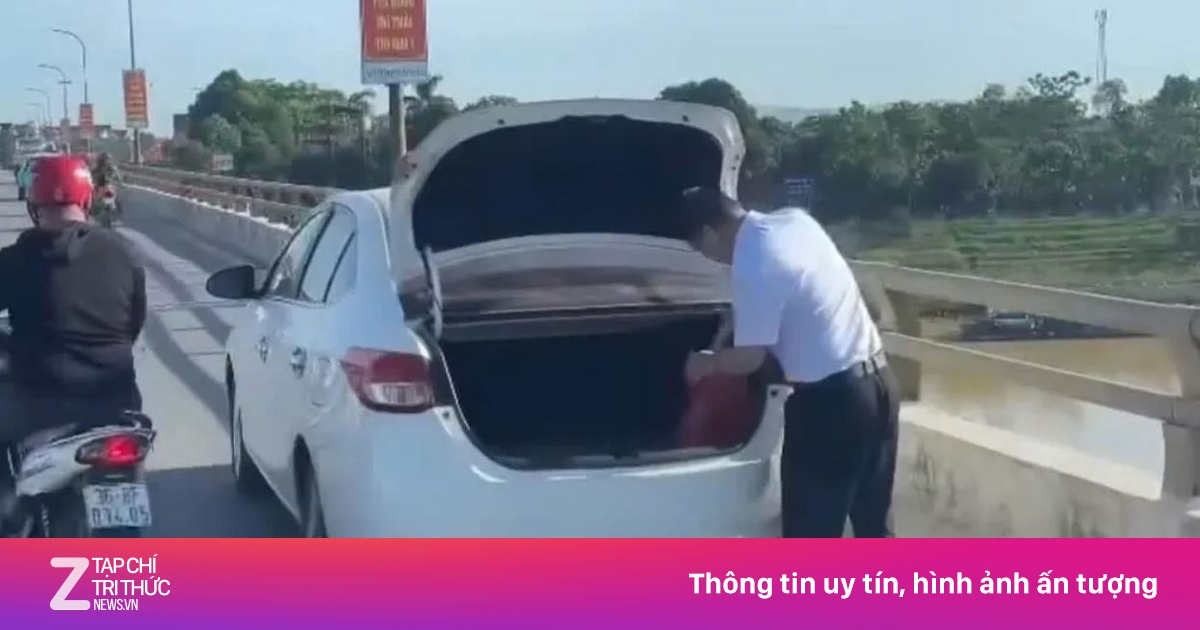 Tài xế dừng xe trên cầu, mở cốp vứt đồ xuống sông ở Thanh Hóa