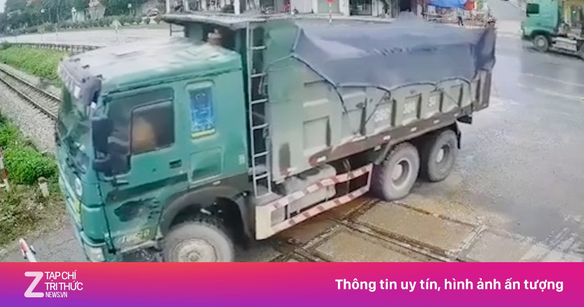 Tài xế xe ben cố vượt đường sắt, đâm hỏng gác chắn khi tàu đang đến