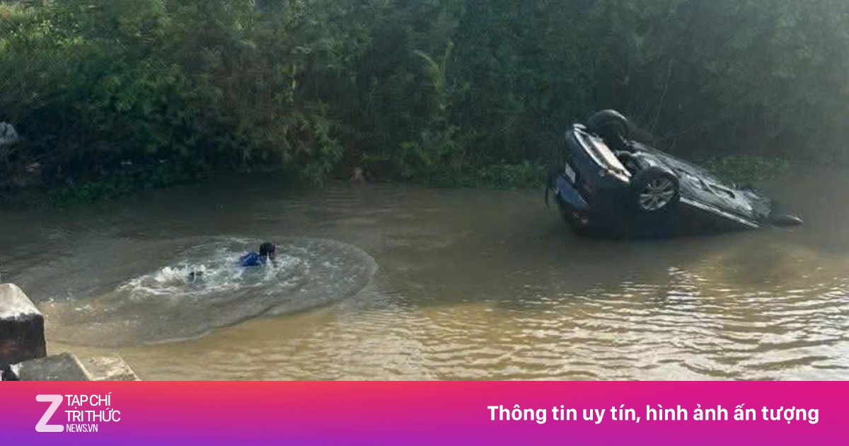 Ôtô lao xuống sông, ông ngoại cùng cháu 30 tháng tuổi thoát chết
