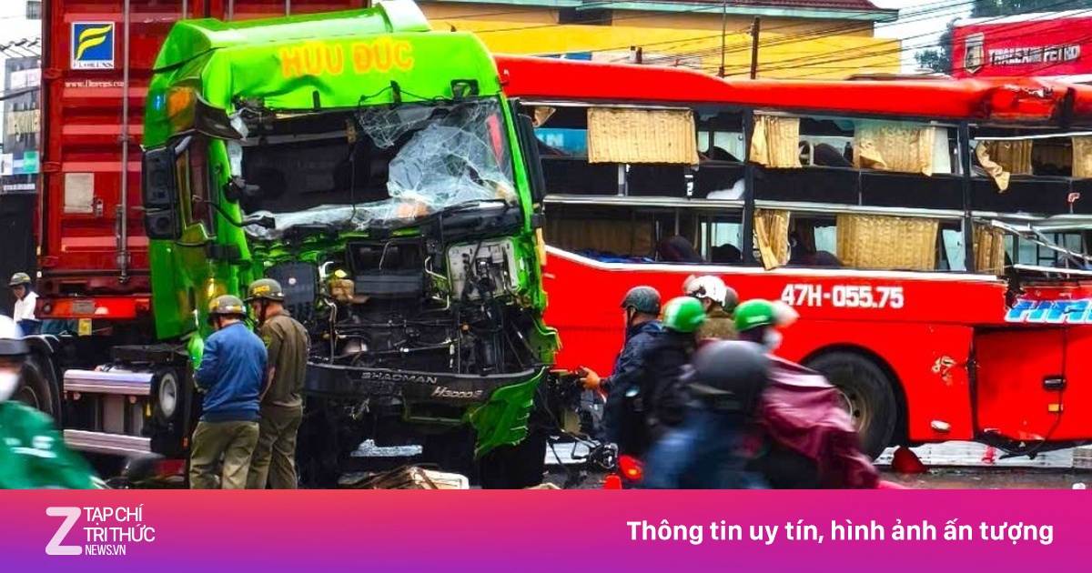 Cabin xe đầu kéo biến dạng sau va chạm ở Bình Dương