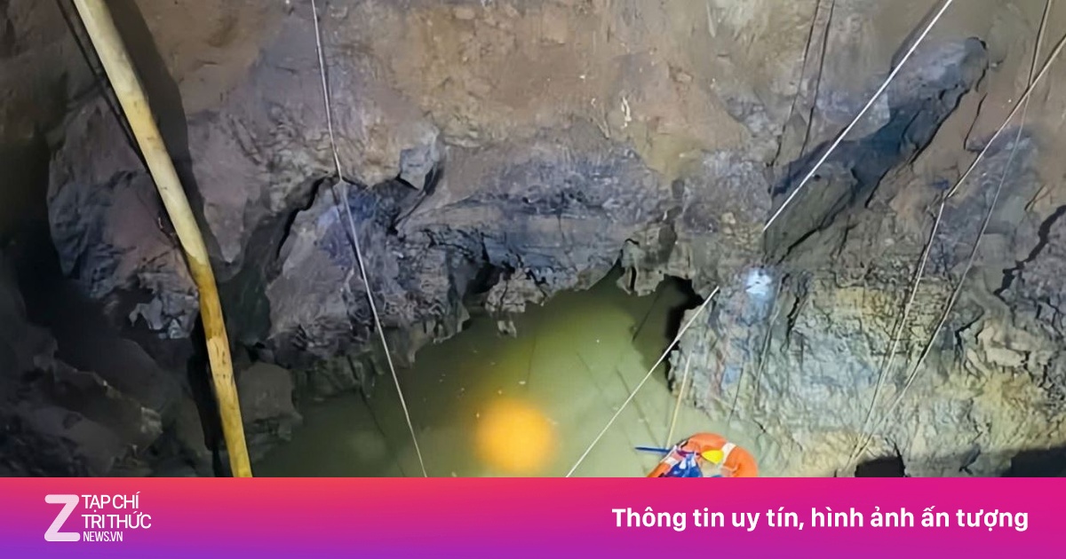 Tin mới vụ cứu hộ người đi xe máy rơi 'Hố tử thần'