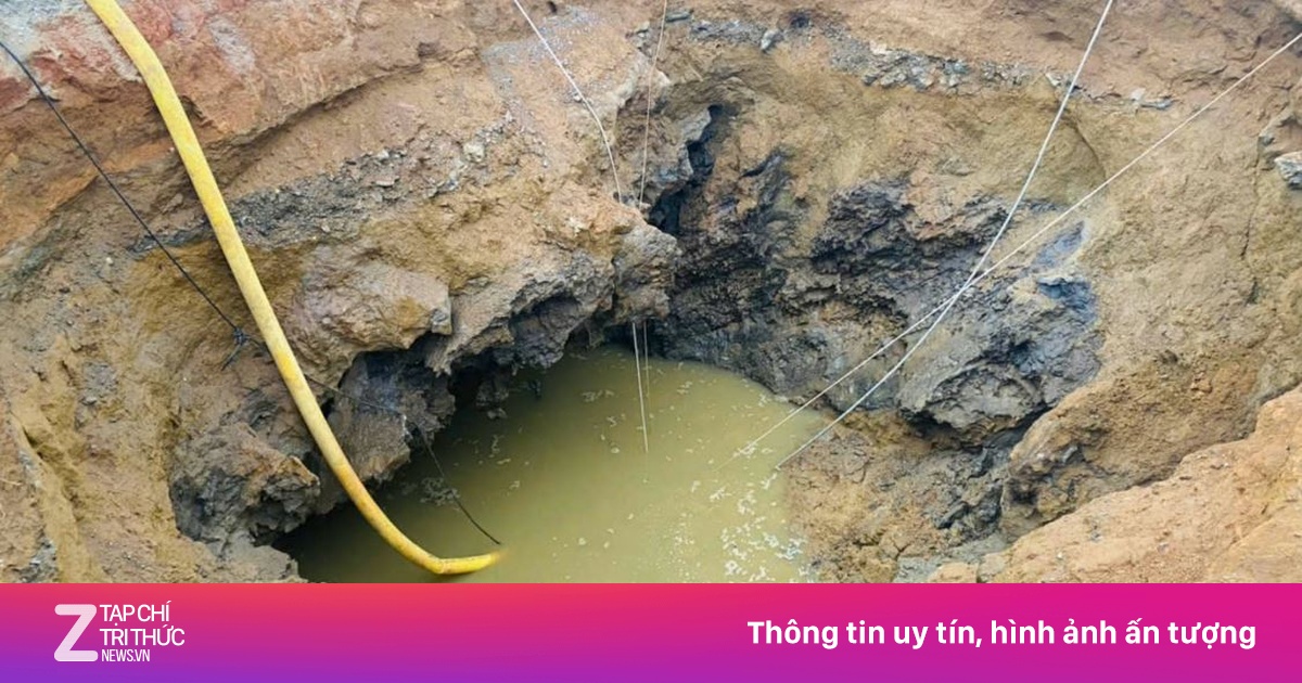 Camera ghi lại hình ảnh người đi xe máy lao thẳng xuống ‘hố tử thần’