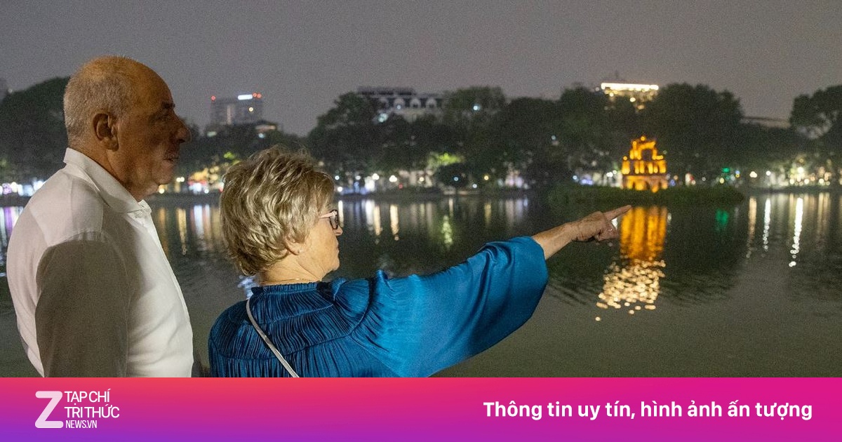 Tổng thống Hungary và Phu nhân dạo phố, ngắm Tháp Rùa