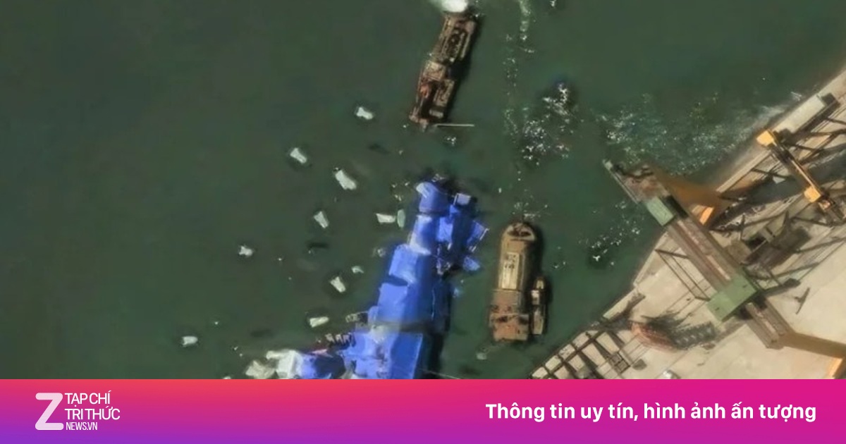 Triều Tiên tung loạt bóng bay bí ẩn tiếp cận chiến hạm lật khi hạ thủy