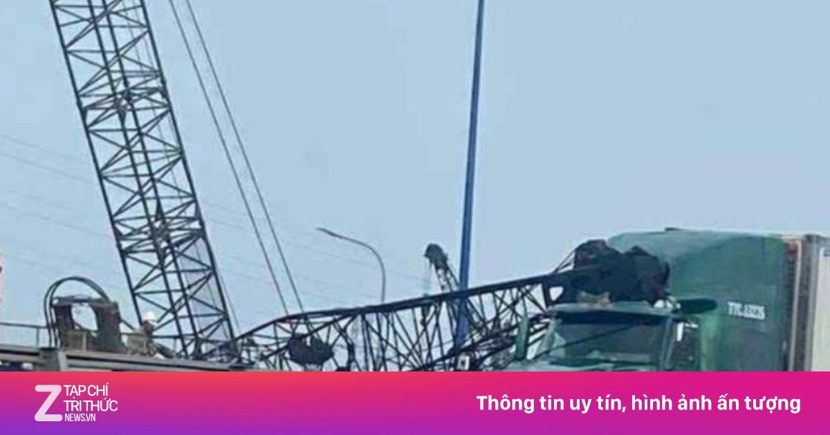 Cần cẩu bất ngờ ngã ra đường, đè lên hai ôtô ở TP.HCM