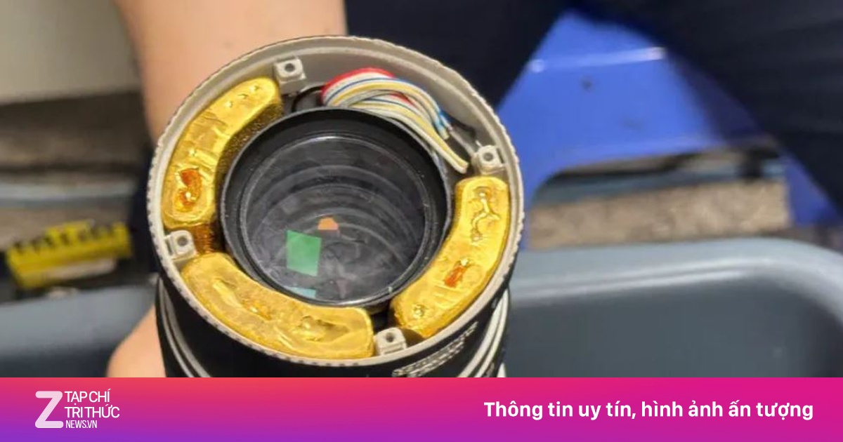 Du khách giấu 12 miếng kim loại nghi vàng trong 4 ống kính máy ảnh