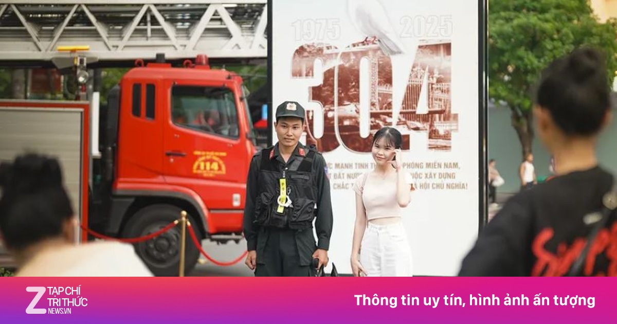 Người dân thích thú chụp ảnh cùng cảnh khuyển ở trung tâm TP.HCM