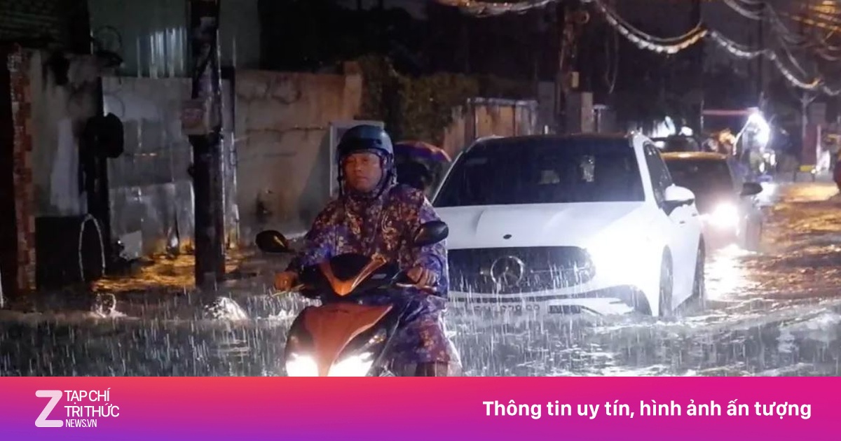 Mưa sầm sập chiều đến tối, người dân TP.HCM bì bõm lội nước về