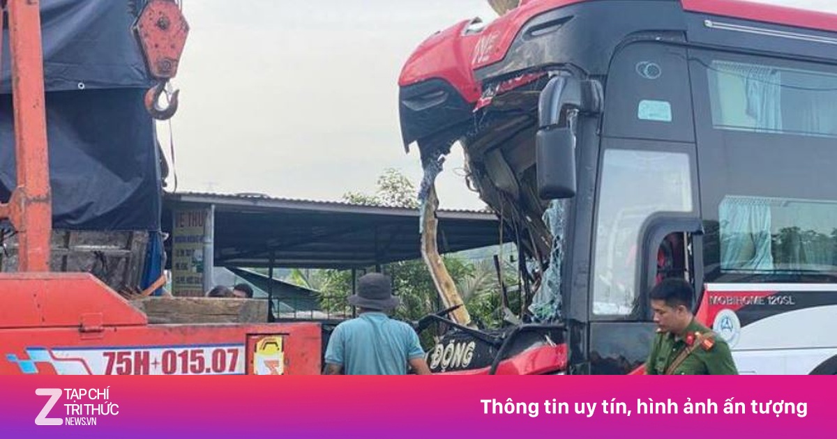 Ôtô khách va chạm xe tải, 6 người thương vong