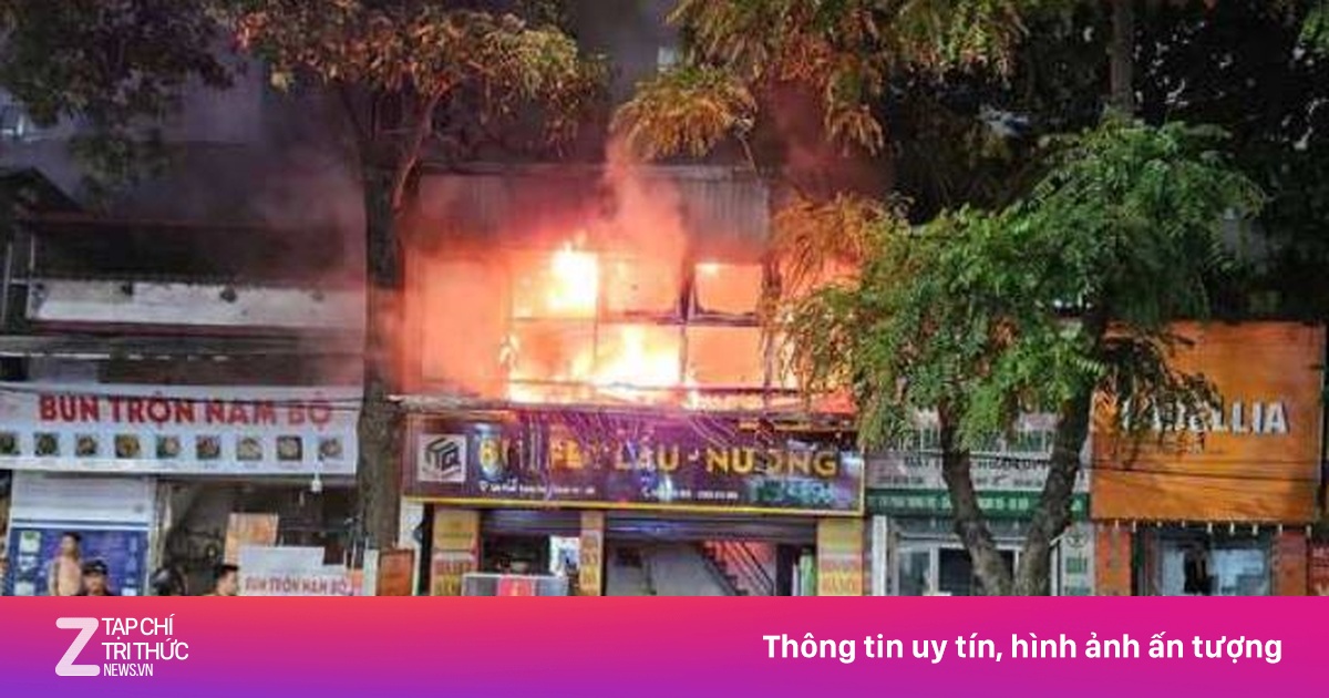 Cháy dữ dội tại quán lẩu nướng ở Hà Nội