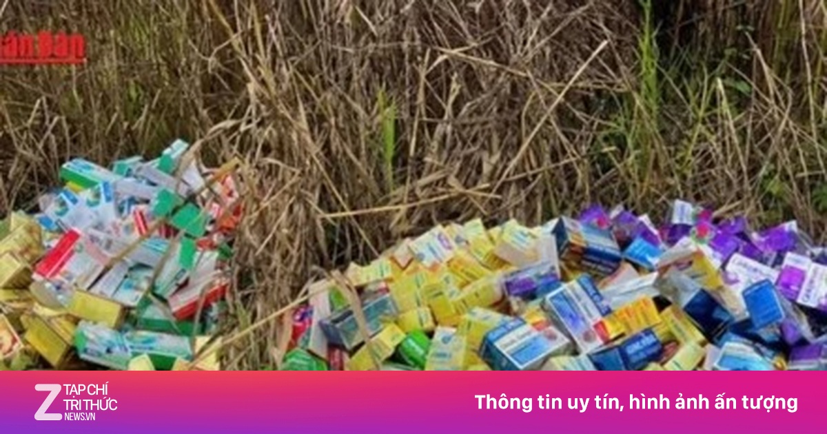 Hàng nghìn sản phẩm thực phẩm chức năng đổ bỏ la liệt bên đường