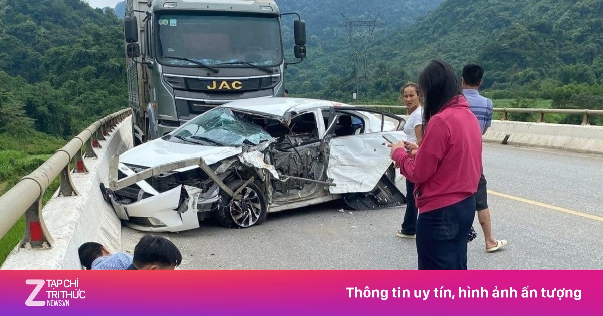 Xe tải đâm xe con trên đường Hồ Chí Minh, 1 người tử vong