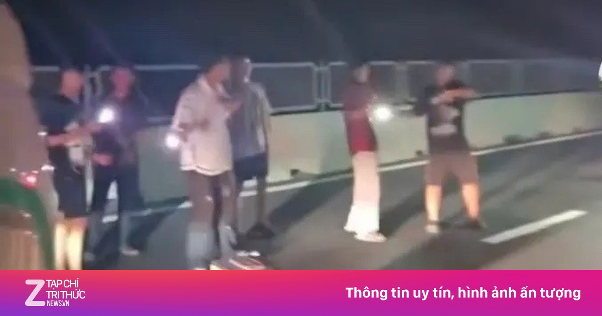 Người dân mang loa xuống đường hát karaoke khi cao tốc ùn tắc