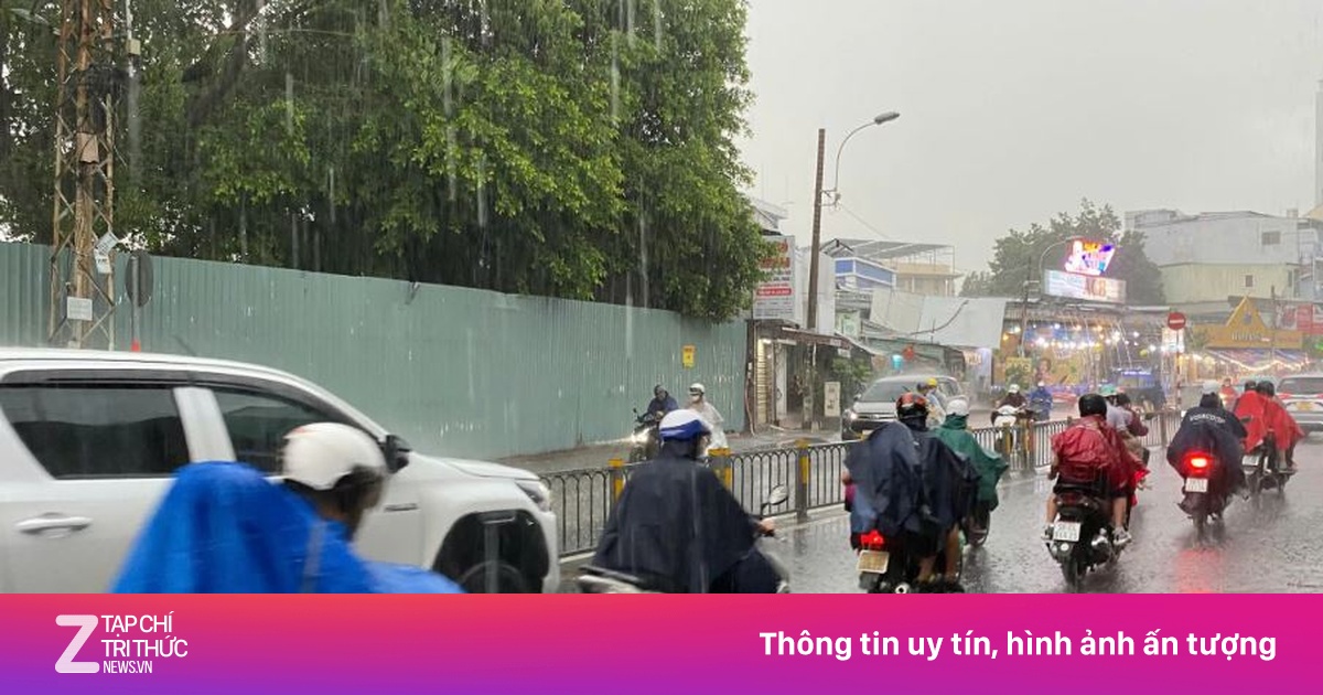 Áp thấp nhiệt đới trên Biển Đông, TP.HCM và Nam bộ tiếp tục mưa lớn