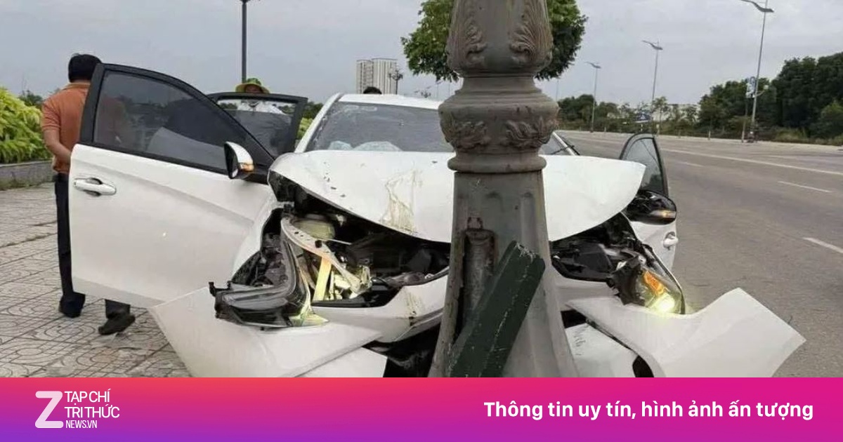 Ôtô mất lái tông vào trụ đèn, 3 người nhập viện
