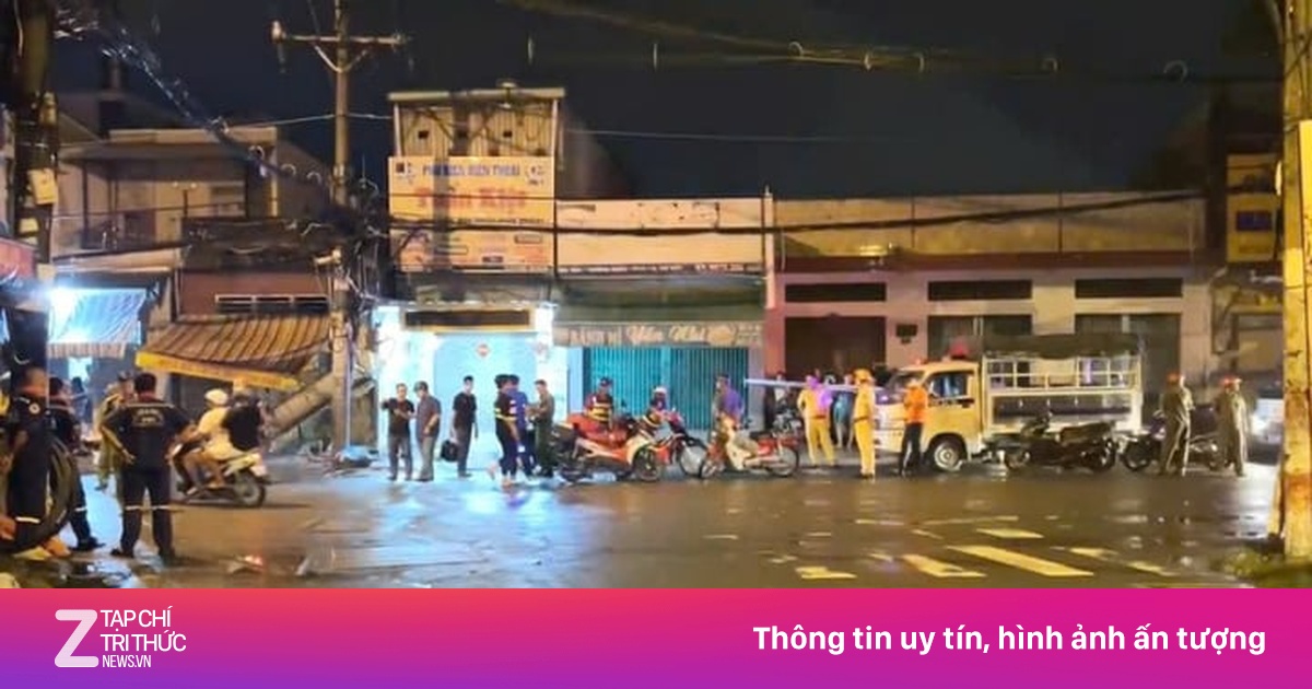 Hai xe máy cùng lao vào nhà dân, hai người tử vong ở TP.HCM