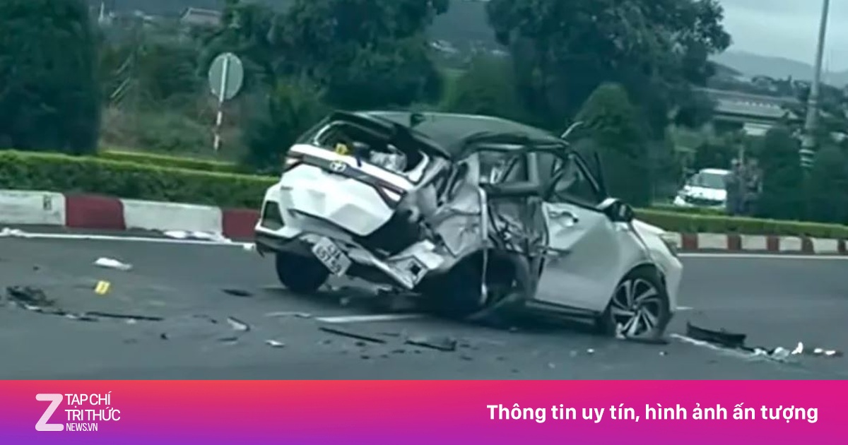 Xe khách va chạm ôtô con trên cao tốc, gia đình 5 người gặp nạn