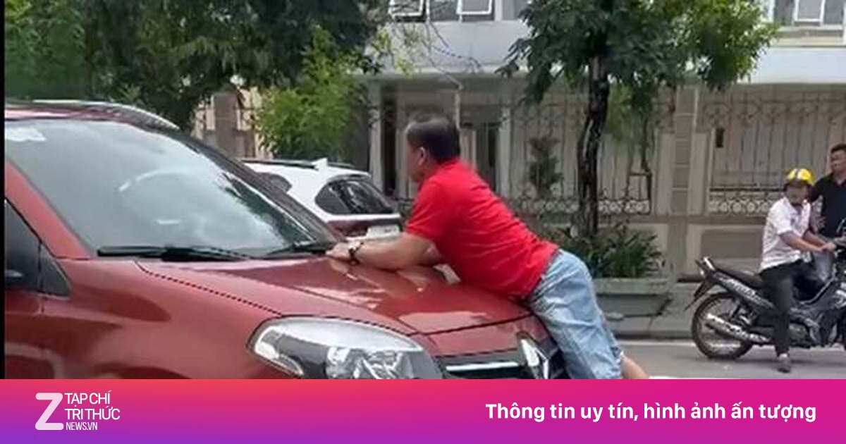 Người đàn ông bám nắp capo, tài xế vẫn rú ga bỏ chạy