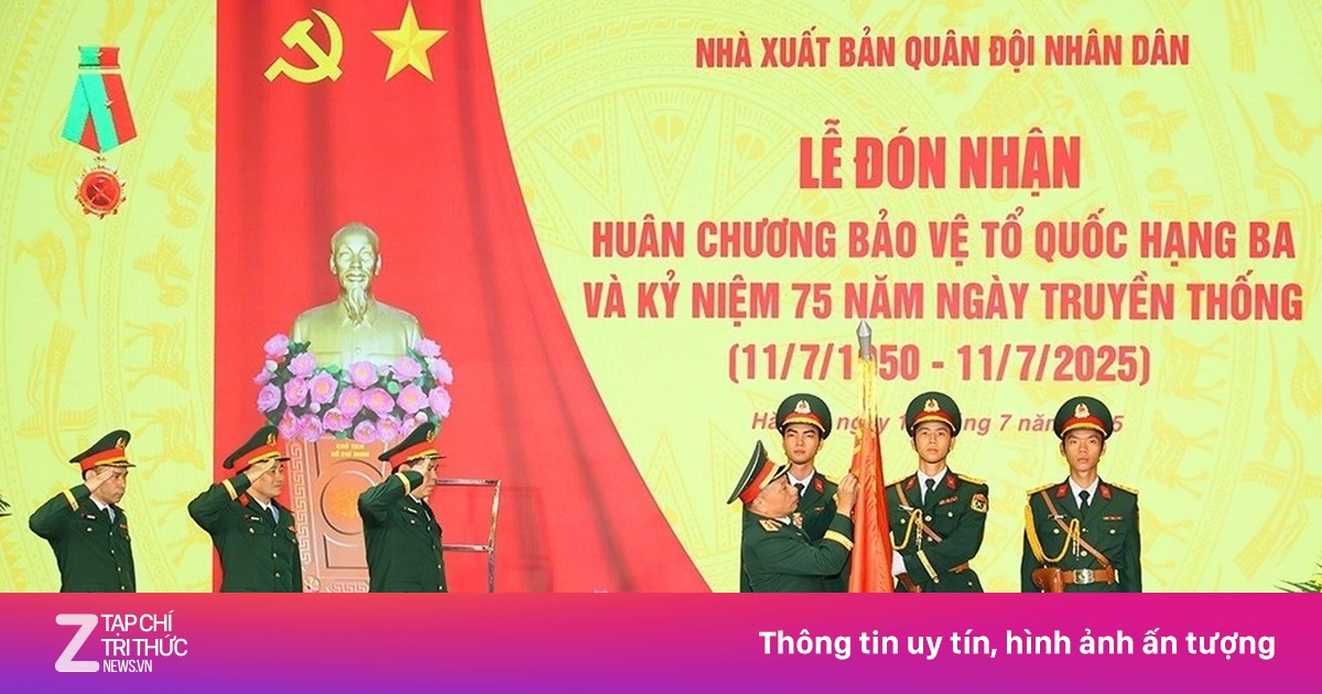NXB Quân đội nhân dân đón nhận Huân chương Bảo vệ Tổ quốc hạng ba