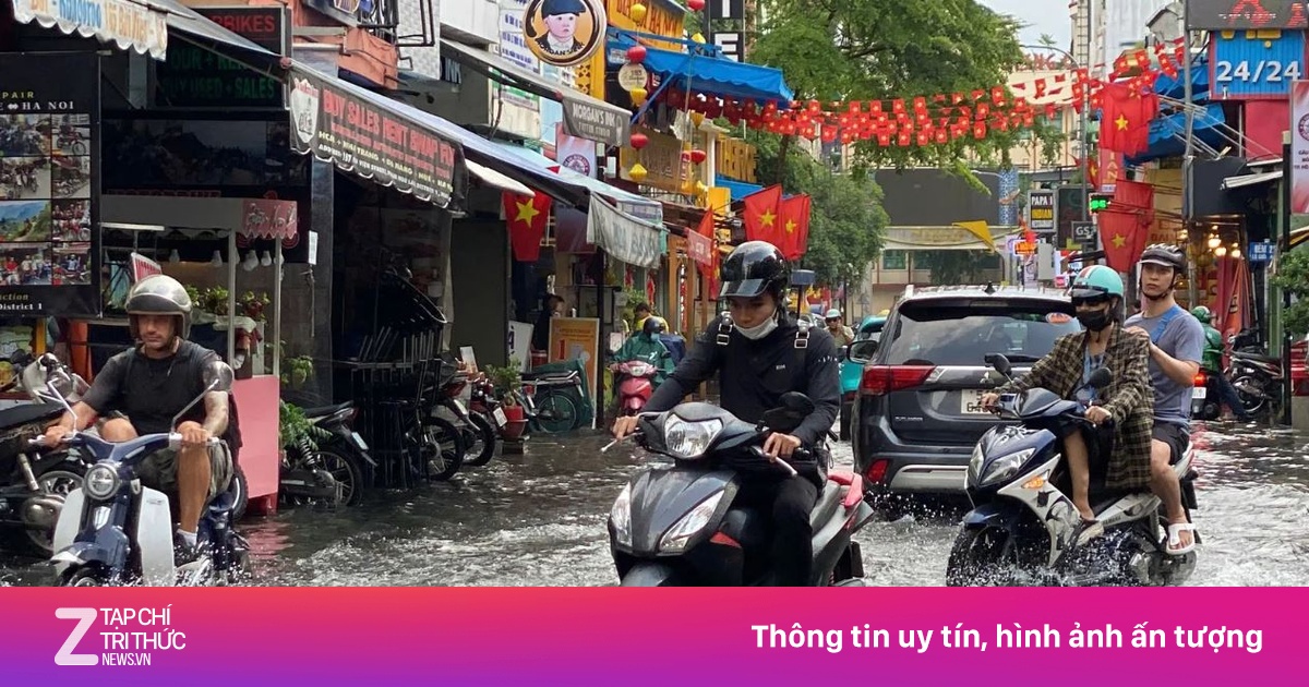 Du khách bì bõm lội nước ở 'Phố Tây' Bùi Viện sau mưa lớn