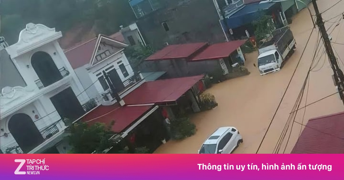 Lạng Sơn hóa biển nước sau cơn mưa lớn, nhiều ôtô mắc kẹt trên đường