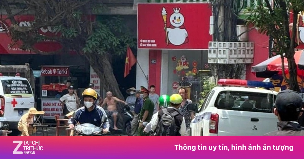 Bé gái 5 tuổi gặp tai nạn khi mở cửa taxi, băng ngay qua đường