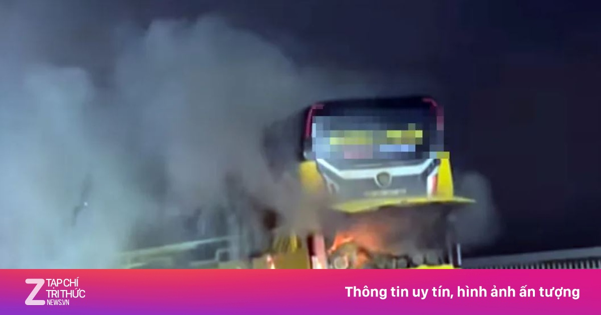 Xe khách bốc cháy ngùn ngụt trên cầu Thăng Long