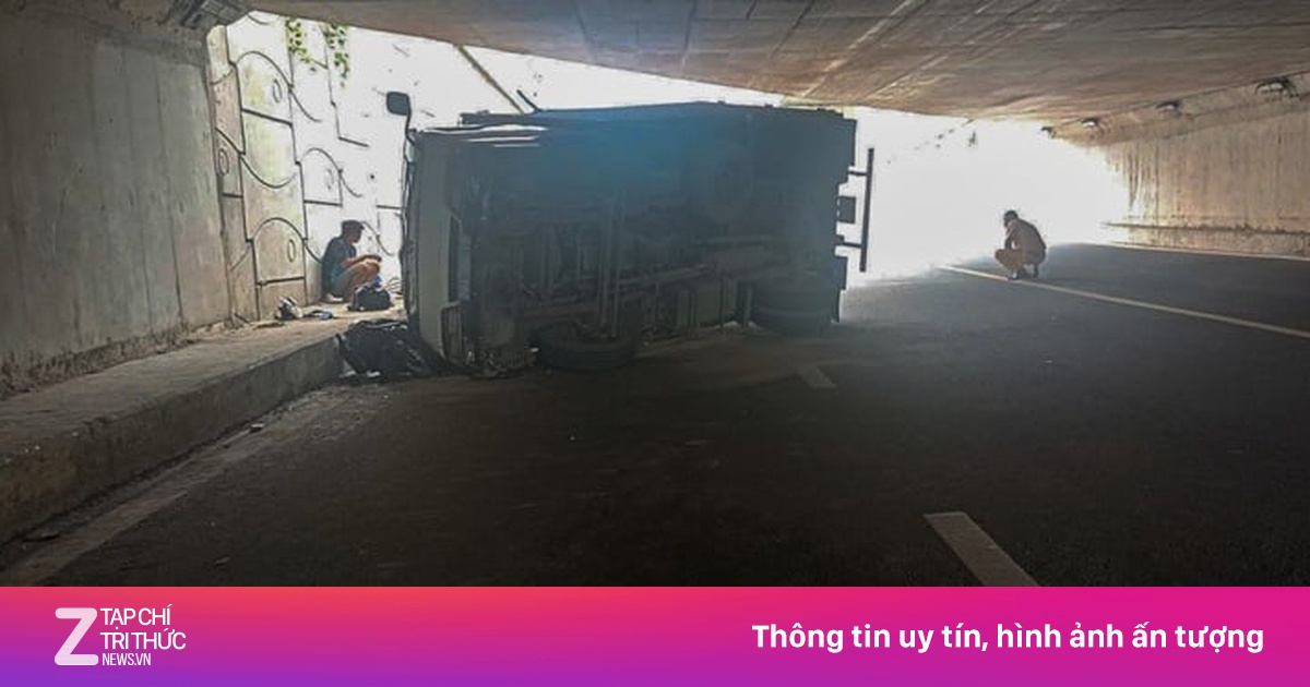Xe tải biển xanh lật đè hai xe máy ở cửa ngõ TP.HCM
