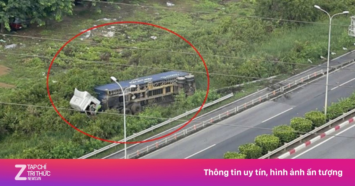Xe đầu kéo văng khỏi đường cao tốc TP.HCM - Long Thành - Dầu Giây
