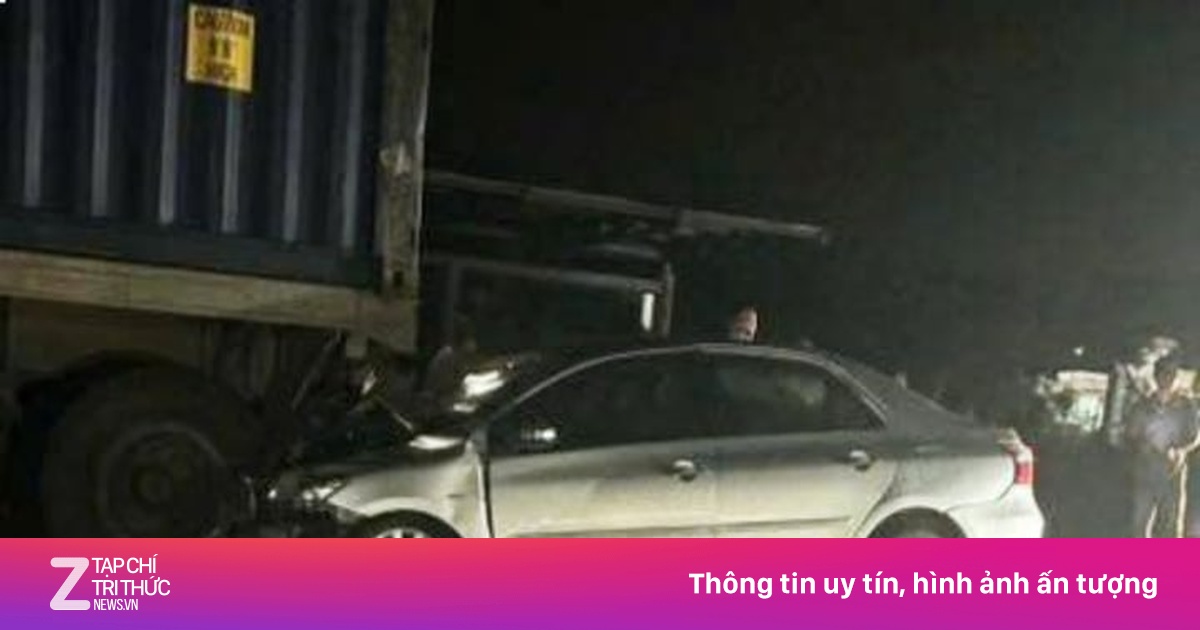 Xe con tông đuôi xe tải, 5 người cùng gia đình thương vong