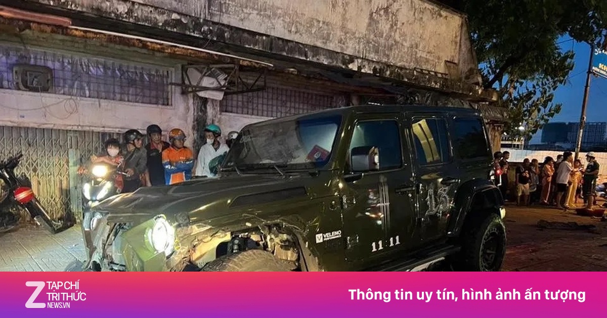 Ôtô tông hàng loạt xe máy ở TP.HCM, 2 người tử vong