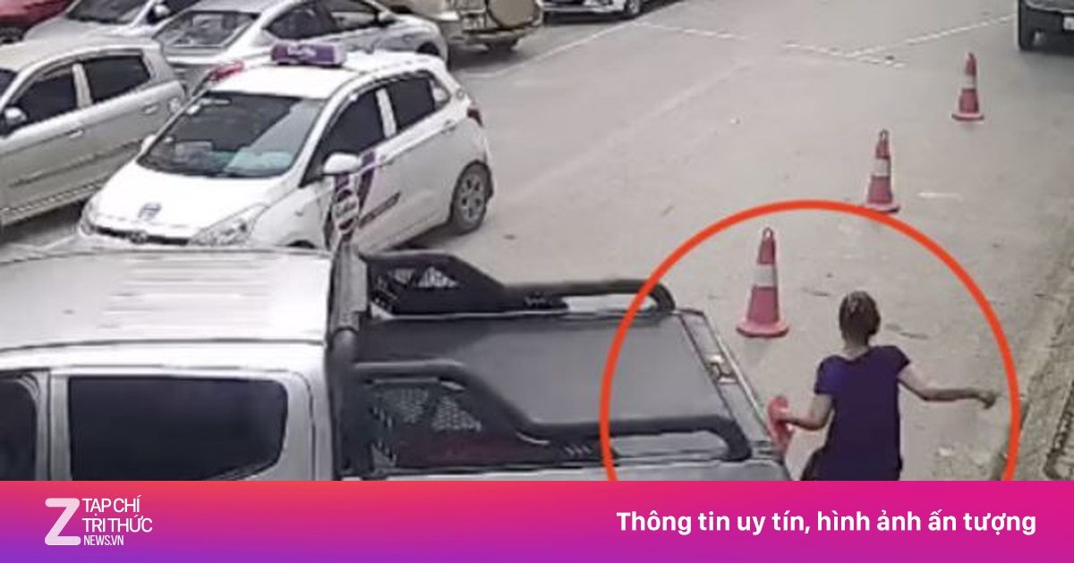 Đi bộ trong bệnh viện, nữ bệnh nhân bị xe bán tải tông trúng
