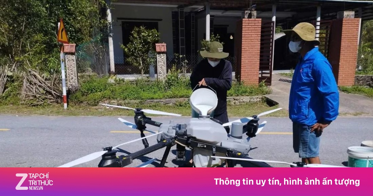 Quảng Bình dùng máy bay không người lái đối phó nạn châu chấu