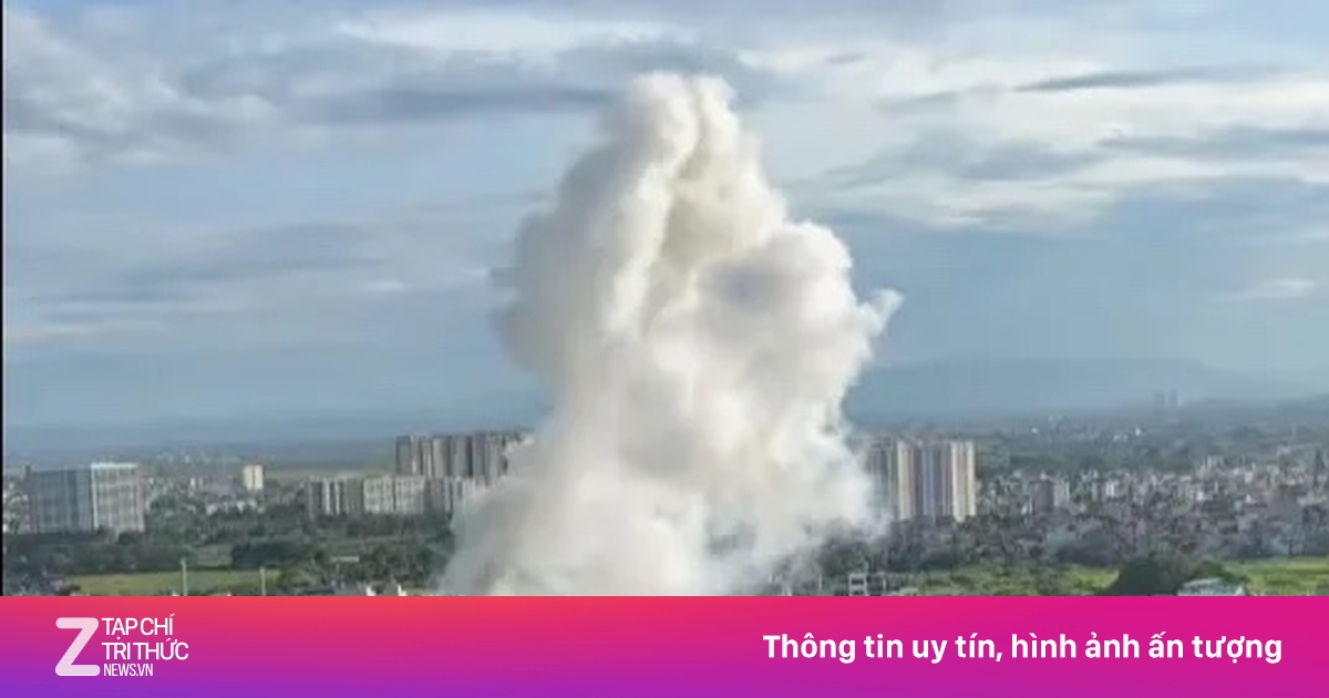 Nhà 4 tầng ở Hà Nội cháy ngùn ngụt sau tiếng nổ lớn, 2 người tử vong