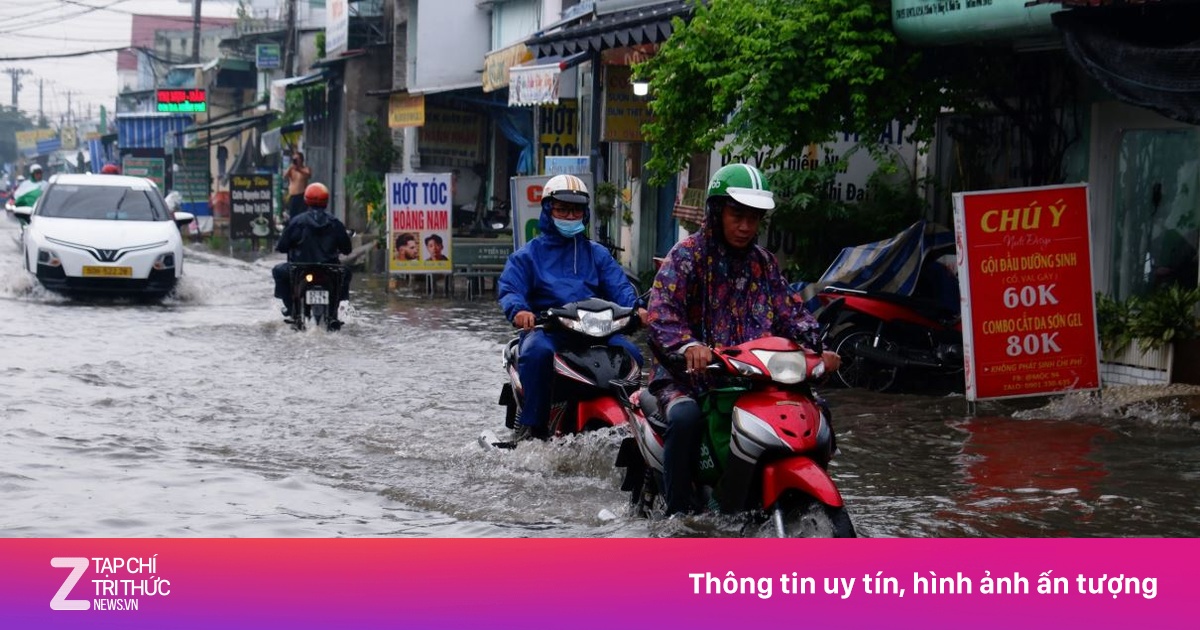 TP.HCM mưa như trút gây ngập nặng, xe chết máy hàng loạt