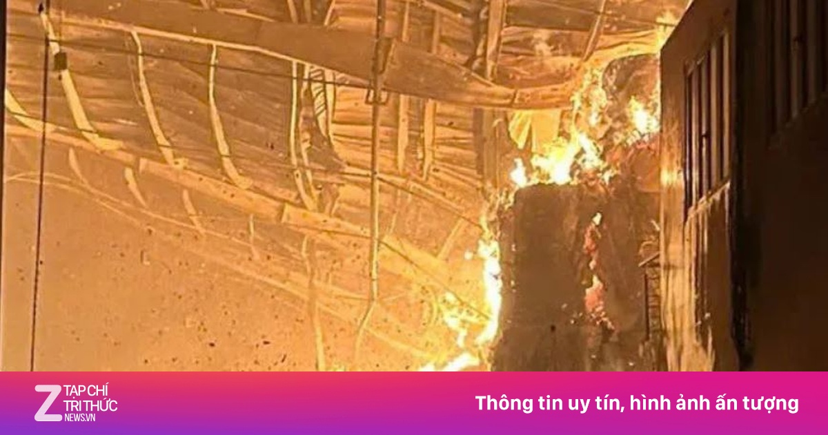 Nhà xưởng công ty bao bì chìm trong biển lửa ở Bình Dương