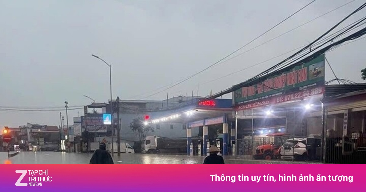 Mưa lớn kéo dài suốt đêm, đường phố Thái Nguyên chìm trong biển nước
