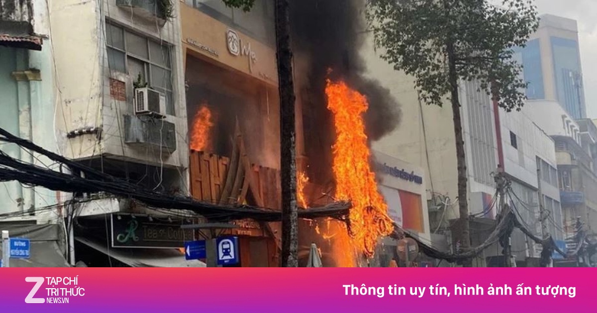 Cháy cáp viễn thông trước cửa quán ăn tại Quận 1