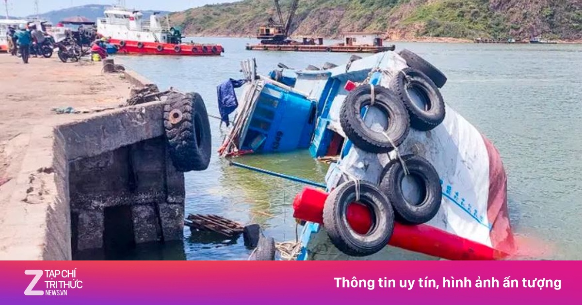 Tàu lật ở cầu cảng Quy Nhơn, 50 tấn hàng chìm xuống nước
