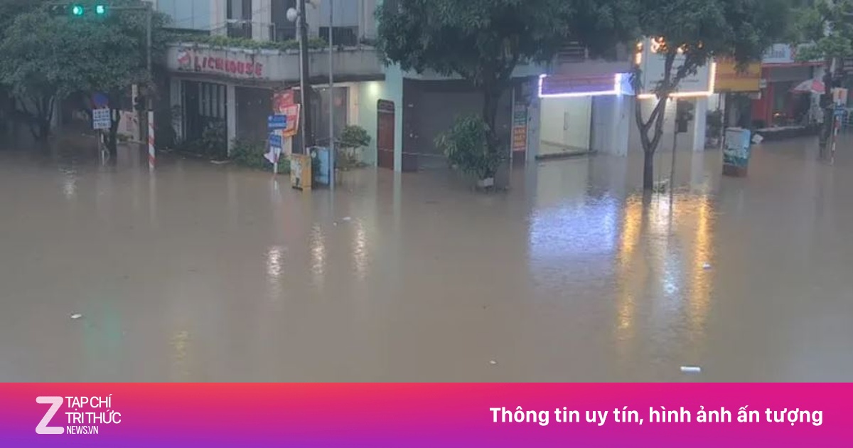 Nhiều tuyến đường ở TP Thái Nguyên chìm trong biển nước